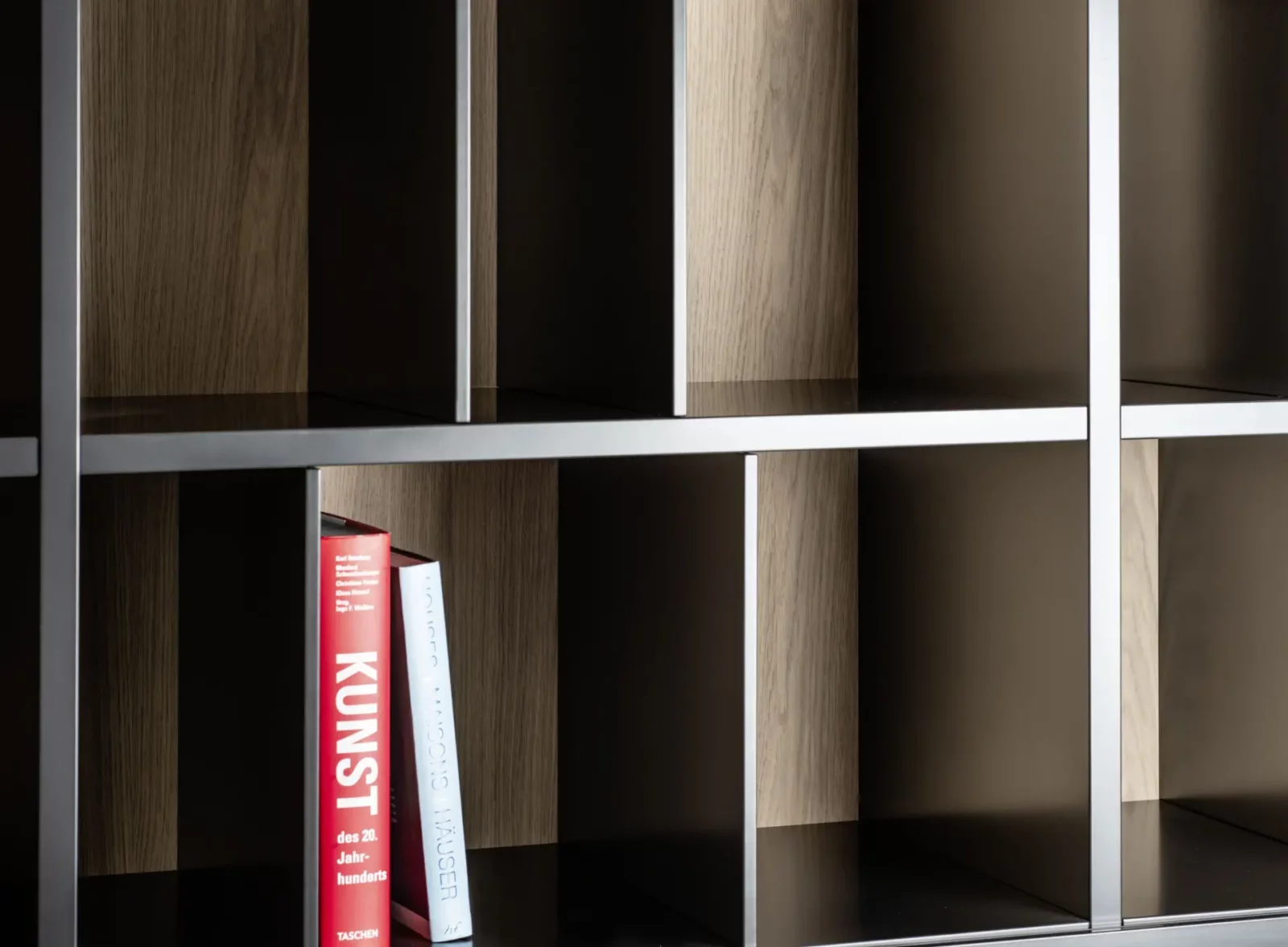 Regal aus Holz und Metall mit offenen Fächern in dunklem Finish.