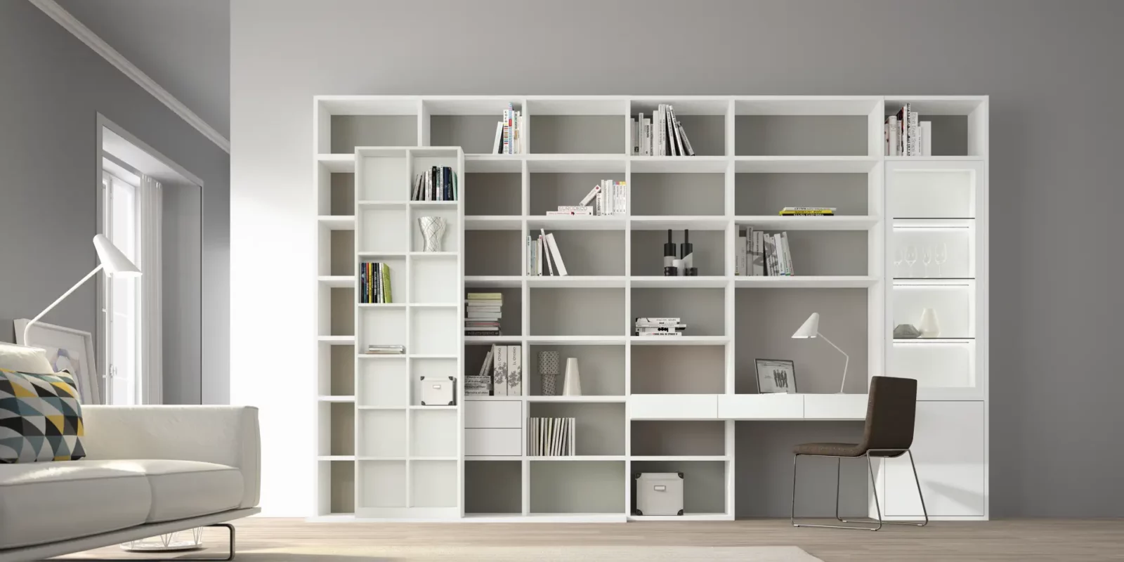 Weißes Regalwand-System Sinos 009 mit integriertem Schreibtisch und Vitrinenfach.