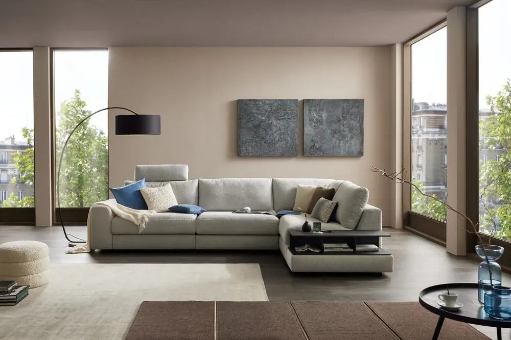Sofa Gina 04 in heller Stoffausführung mit integriertem Regal und Kissen.