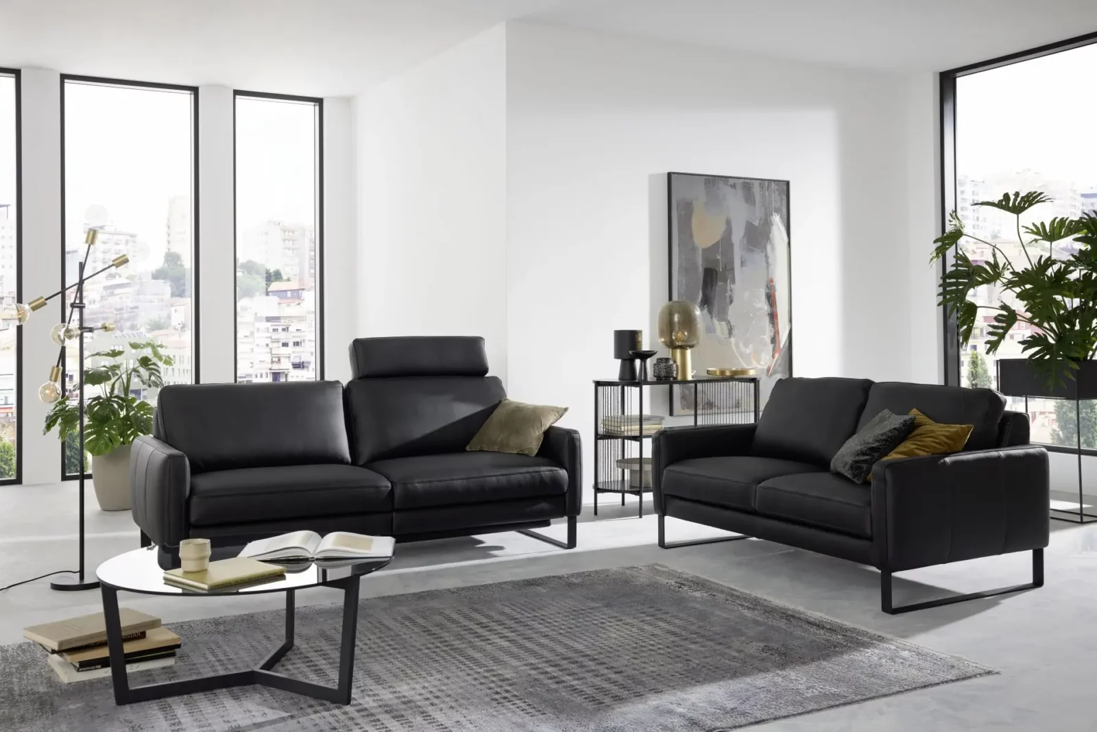 Sofa Giovanna in schwarzem Leder mit modernen Metallfüßen.