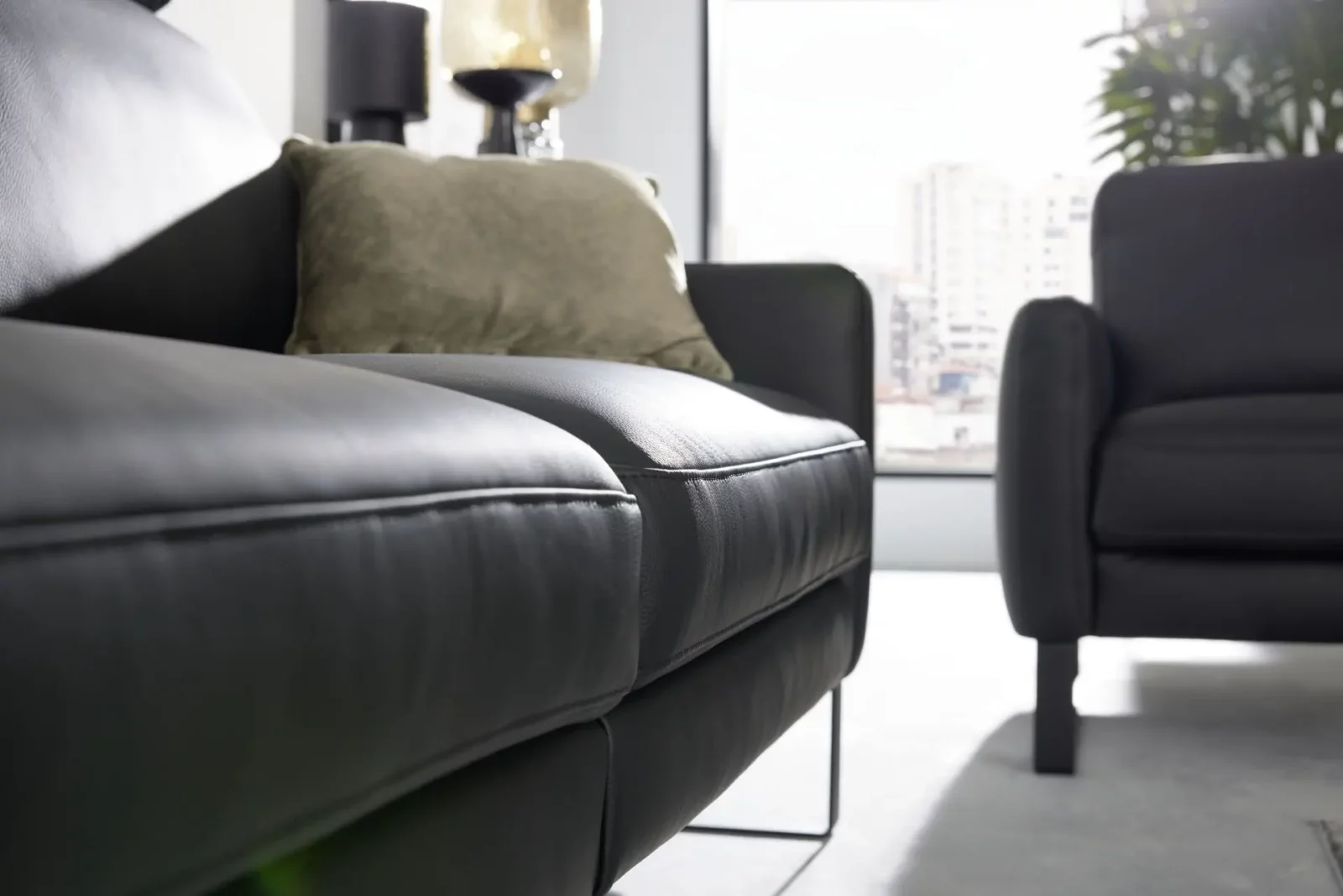 Sofa Giovanna 11 in schwarzem Leder mit modernem Design und Metallfüßen.