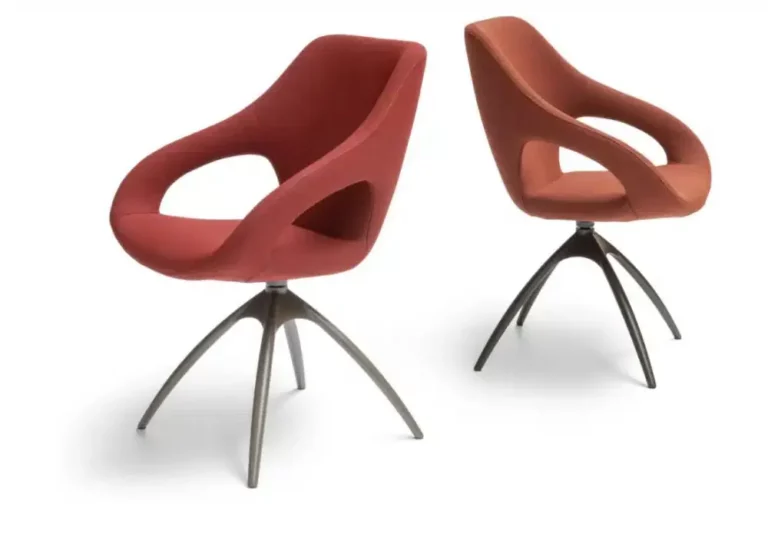 Drehbarer Stuhl Quby in rot-orange mit Metallgestell.