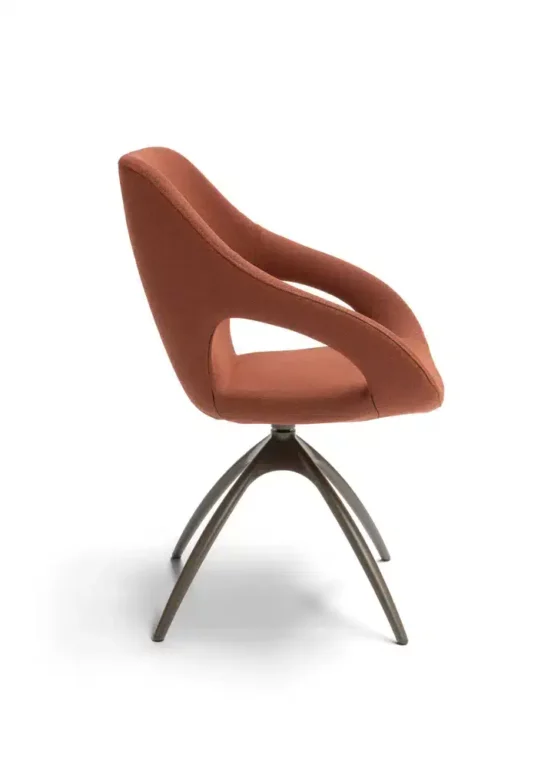 Quby Stuhl in rostfarbenem Stoff mit modernem Metallgestell.