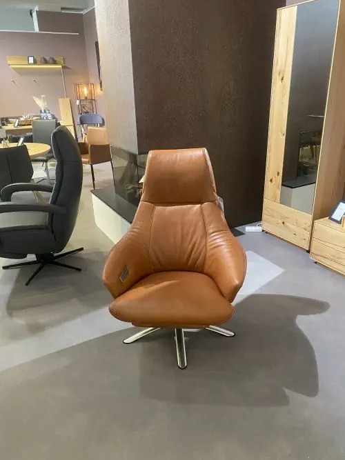 Drehsessel Teramo 701 aus braunem Leder mit Metallfuß.