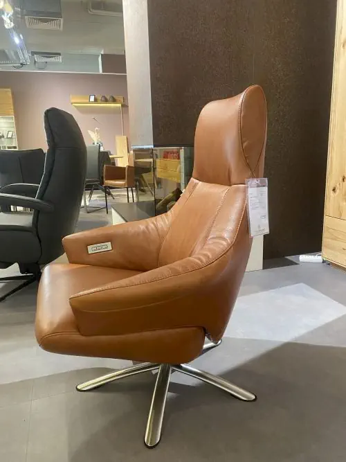 Drehsessel Teramo 701 in cognacfarbenem Leder mit Metallfuß.