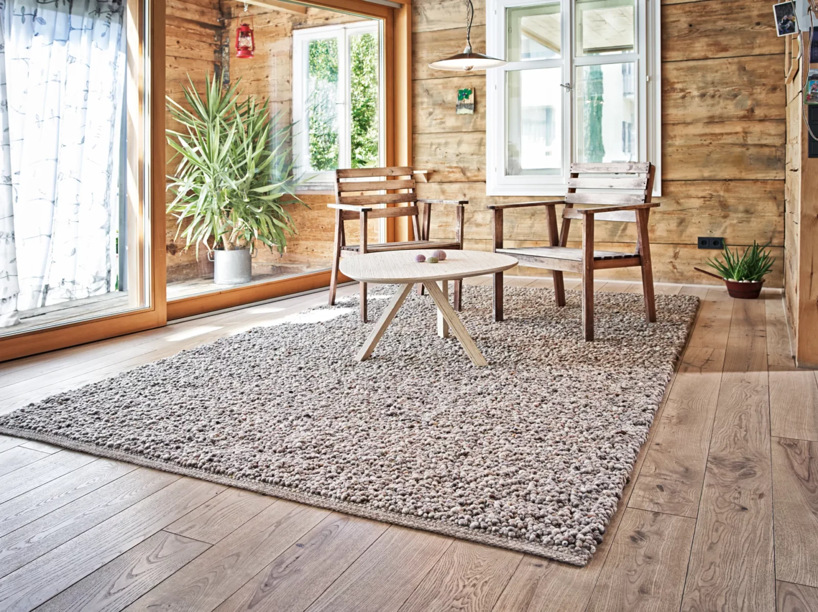 Tisca Olbia Collina Teppich in natürlichem Beige auf Holzboden.