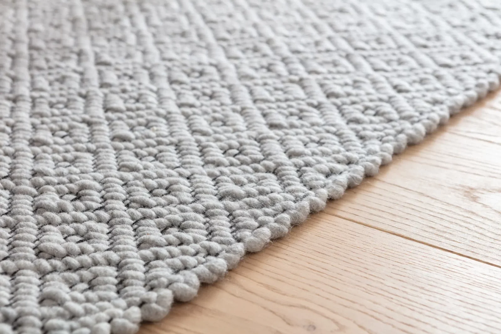 Tisca Rhomb Teppich, graues Wollmaterial mit strukturiertem Muster.