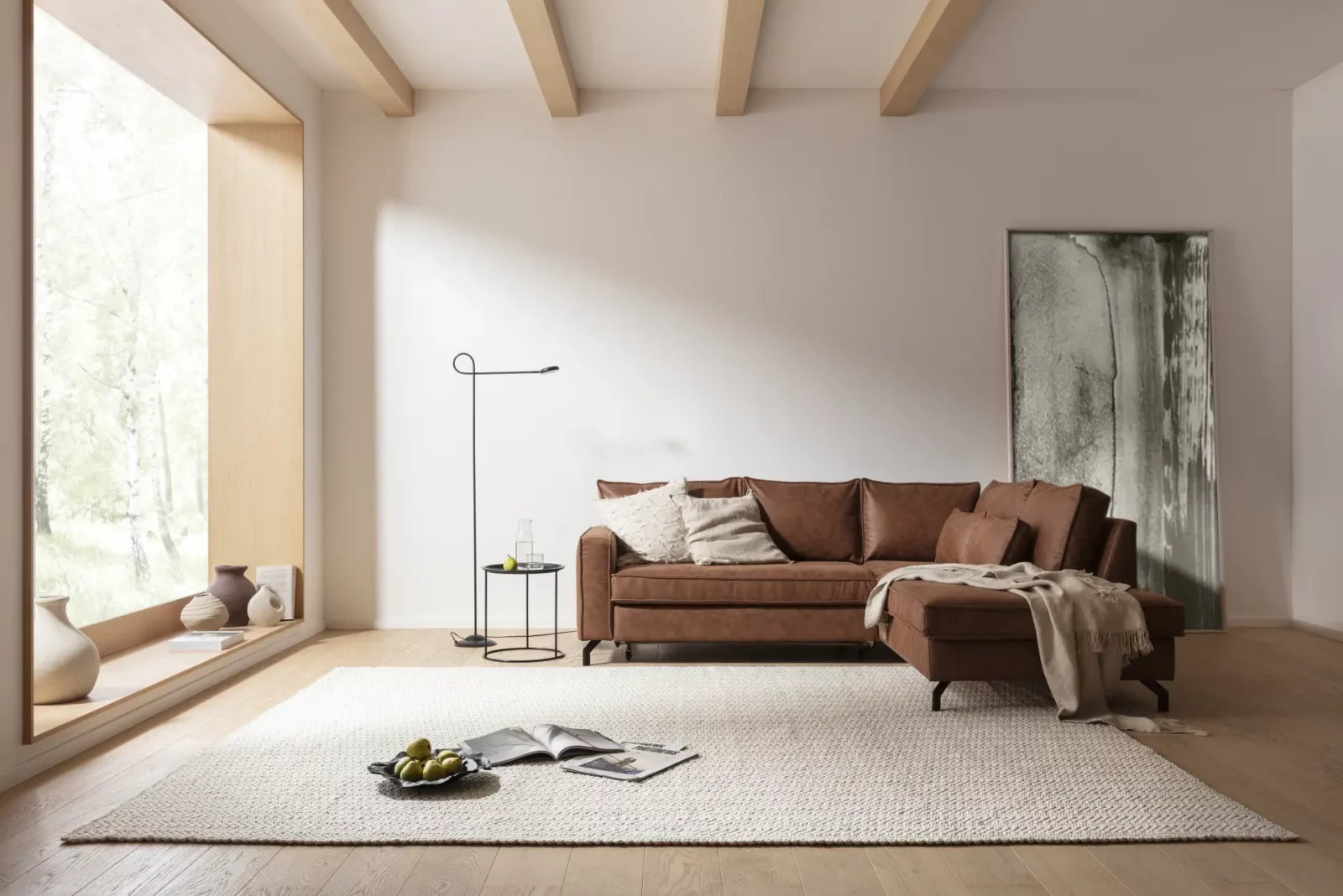 Braunes Ecksofa aus Leder mit Kissen auf hellem Teppich.