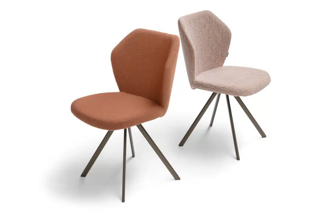 Draaibare Esszimmerstühle Toby, Stoffbezug in Rostrot und Beige.