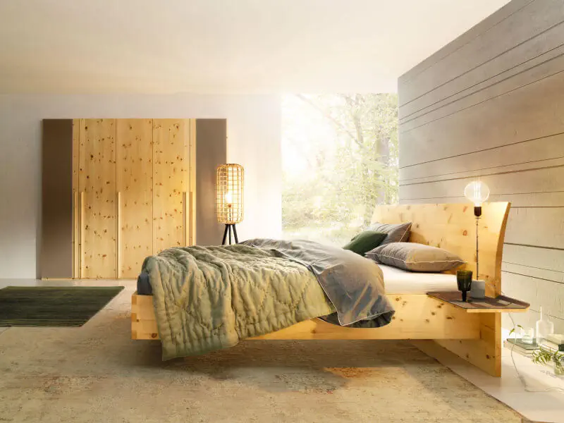 Zirbe Paso Bett in natur geölter Zirbe mit Ablage und Kontrastnähten.