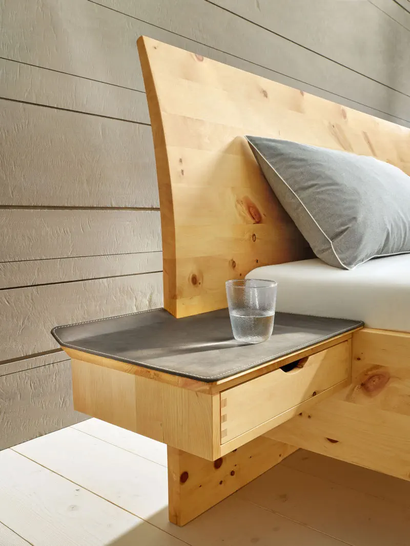 Zirbe Paso Bett in natur geölt mit Lederablage.
