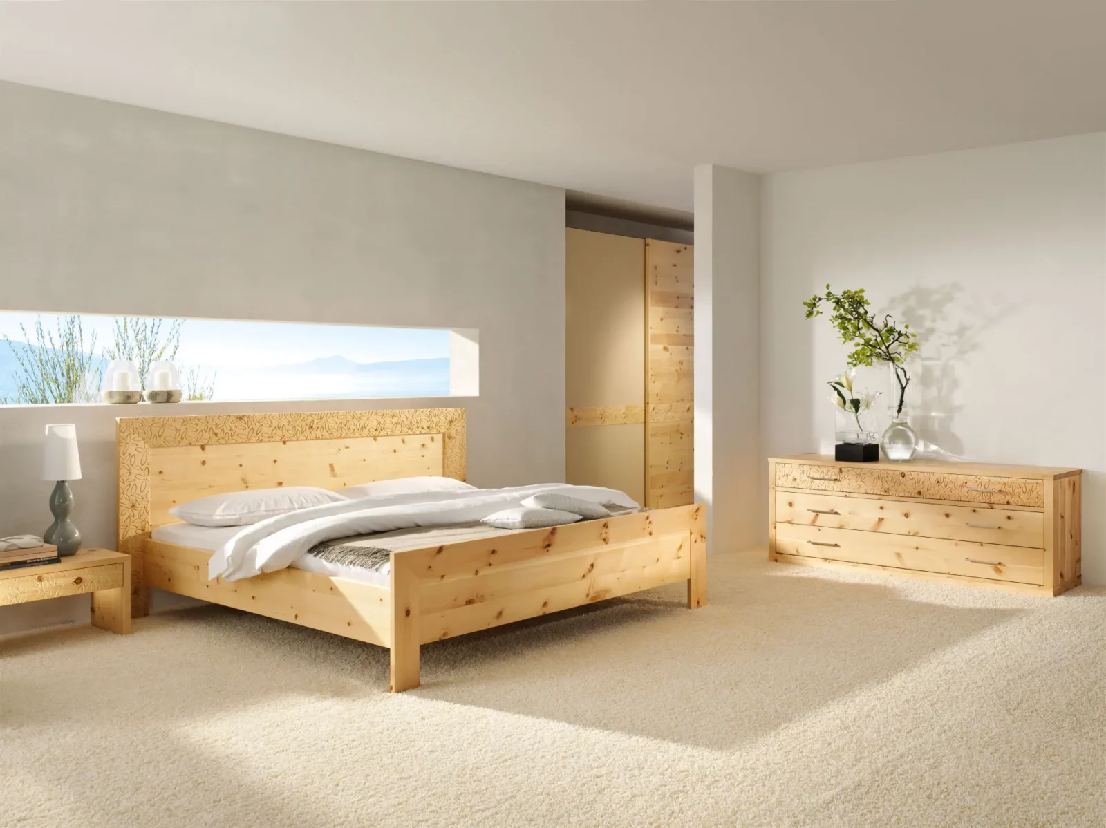 Zirbe Rio Doppelbett aus naturbelassener Zirbe mit dekorativem Kopfteil.