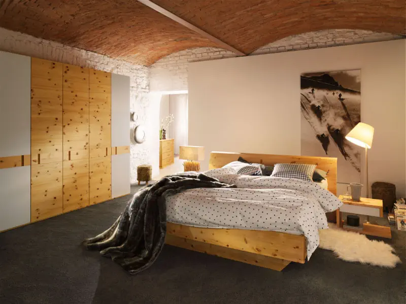 Zirbe Rio Bett aus naturbelassener Zirbe mit minimalistischer Gestaltung.