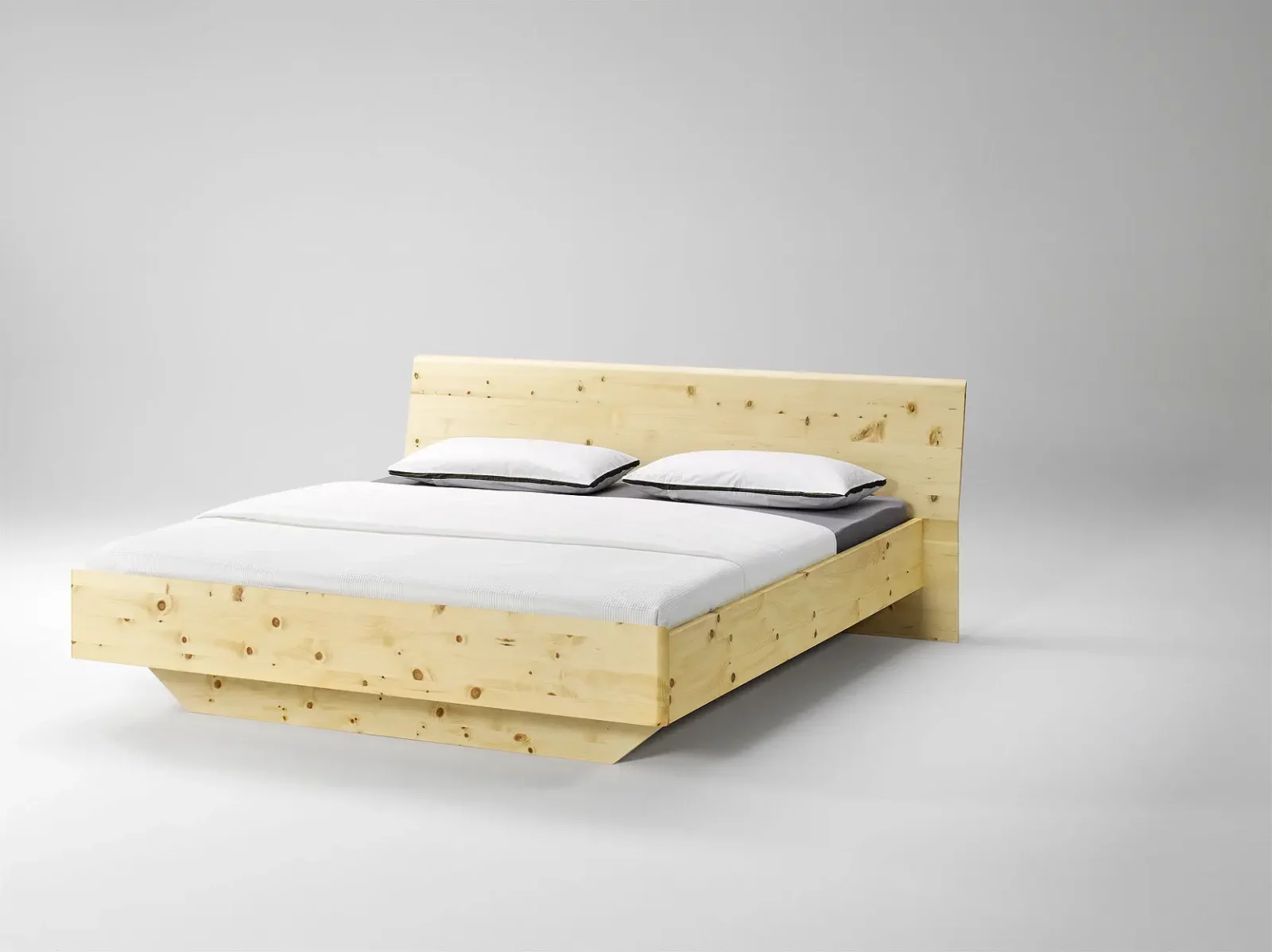 Zirbe Tesso Bett aus naturbelassenem Zirbenholz mit schlichtem Design.