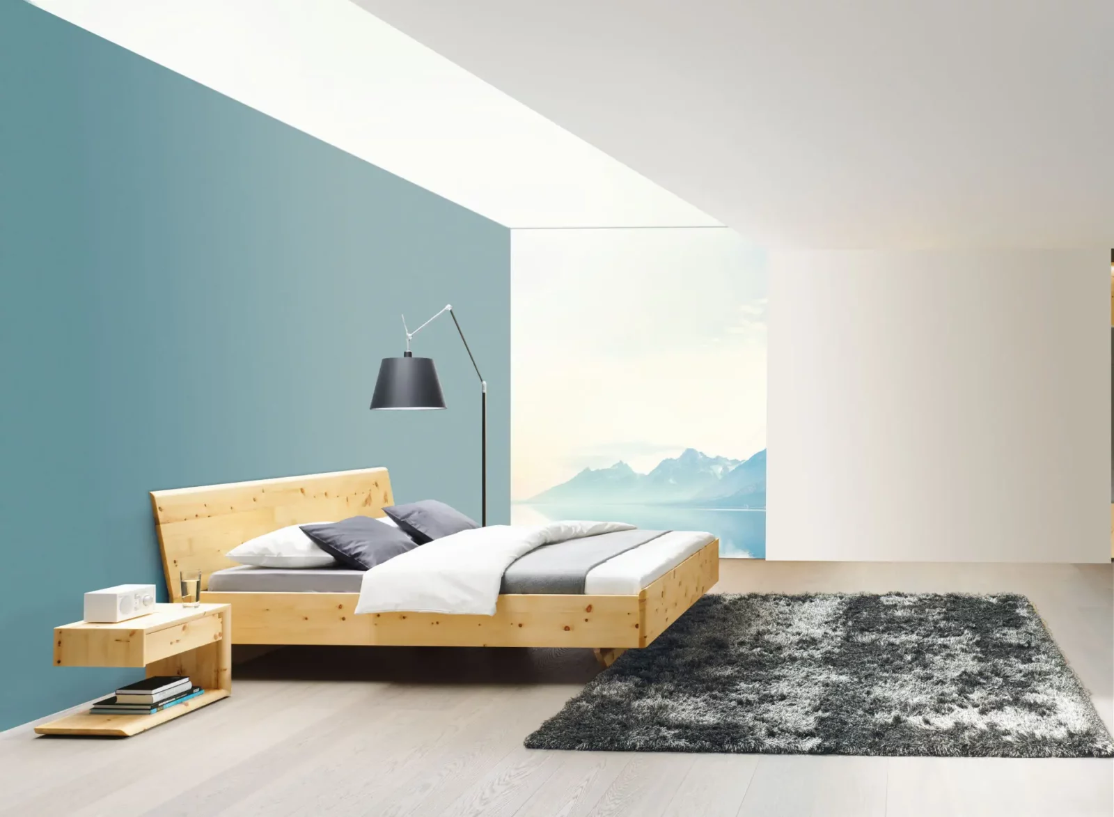 Bett aus Zirbenholz, Modell Tesso, naturbelassen, mit schlichtem Design.