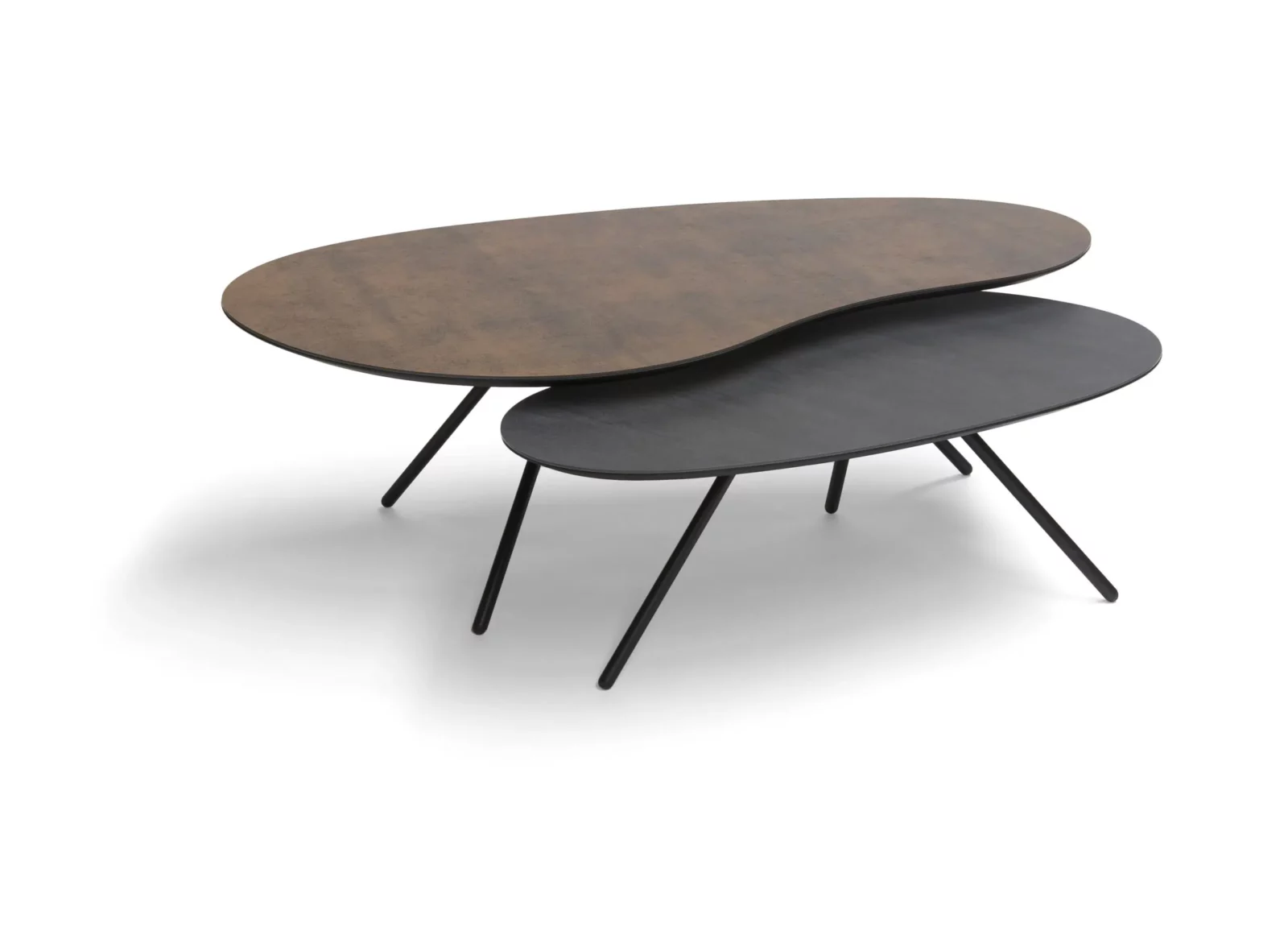 Cloudy Salontafels aus Keramik, modern, zweifarbig mit schwarzen Metallbeinen.