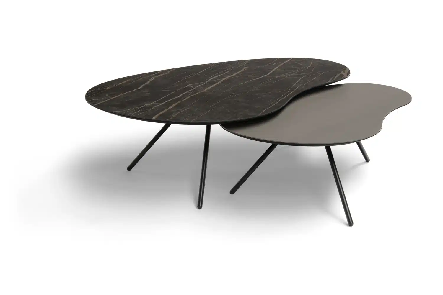 Zweier-Set organisch geformter Couchtische mit dunkler Marmoroptik und Metallbeinen.