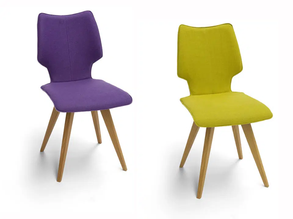 Design-Esszimmerstühle mit lila und gelbem Stoffbezug, Holzbeine.