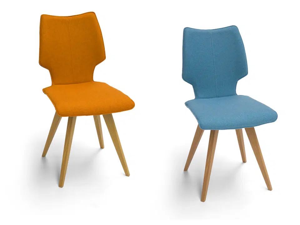 Esszimmerstühle mit Eichenholzbeinen, orange und blau gepolstert.