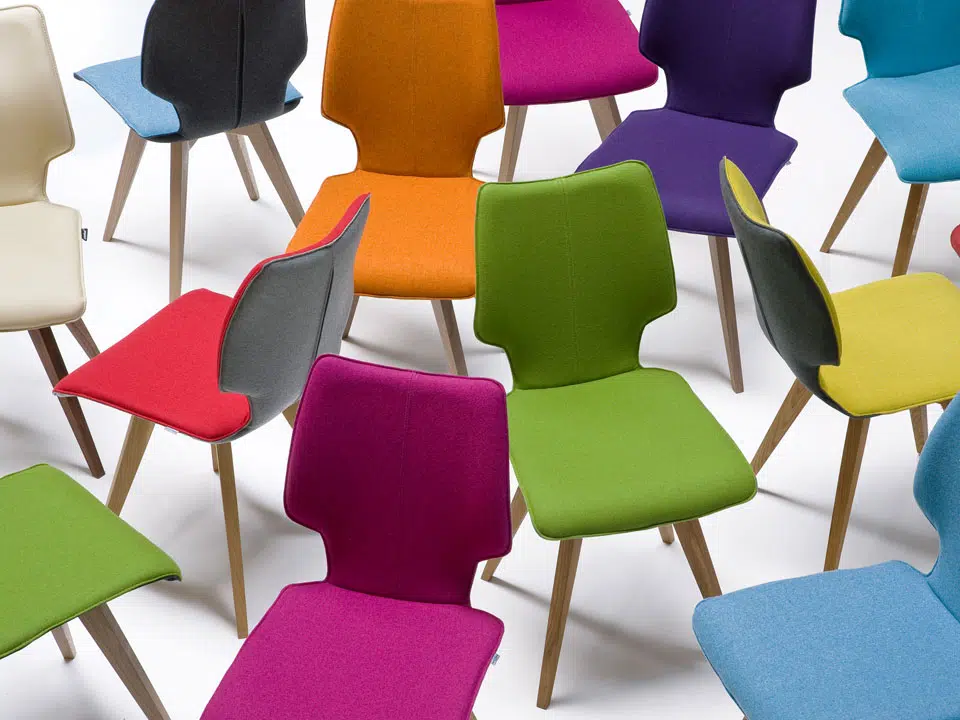 Bunte Esszimmerstühle mit Eichenbeinen, verschiedene Farben, modernes Design.
