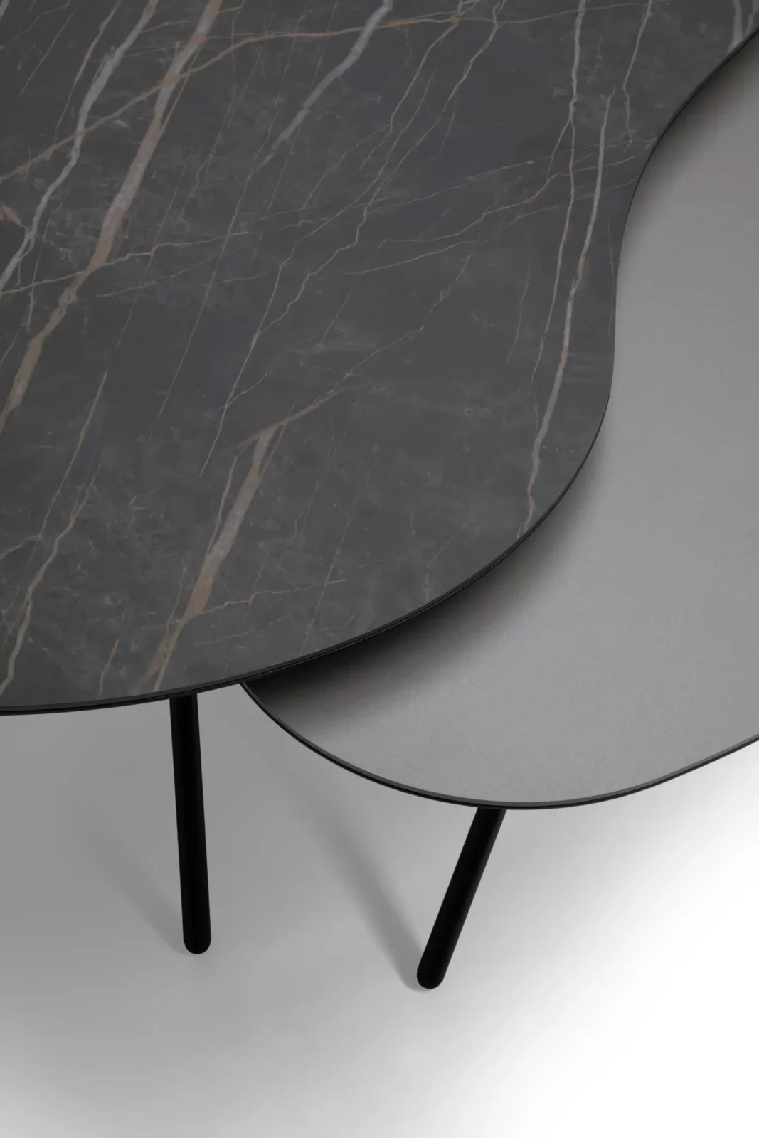 Zweier-Set Couchtische mit schwarzer Marmoroptik und grauer Oberfläche.