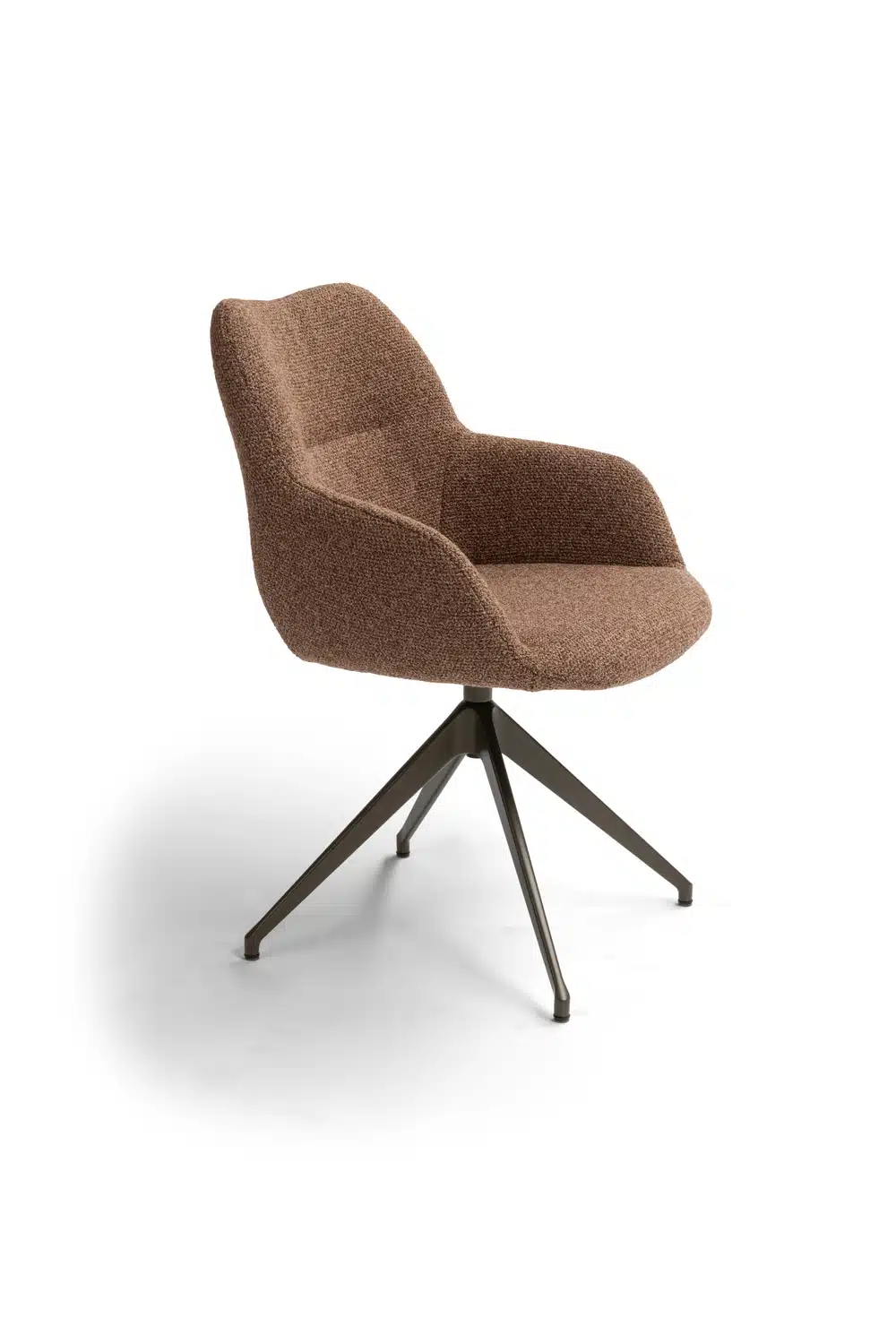 Kiq Arm 24 Deluxe Drehstuhl in braunem Stoff mit Metallgestell.