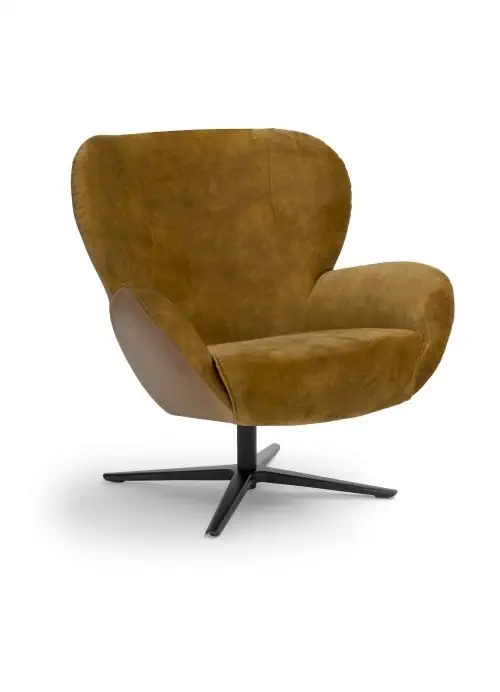Sessel Legendary Adore in goldfarbenem Velours mit schwarzem Metallfuß.