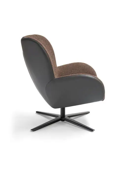 Breesnewworld Design-Fauteuil mit organischer Form, braunem Stoff und schwarzem Gestell.