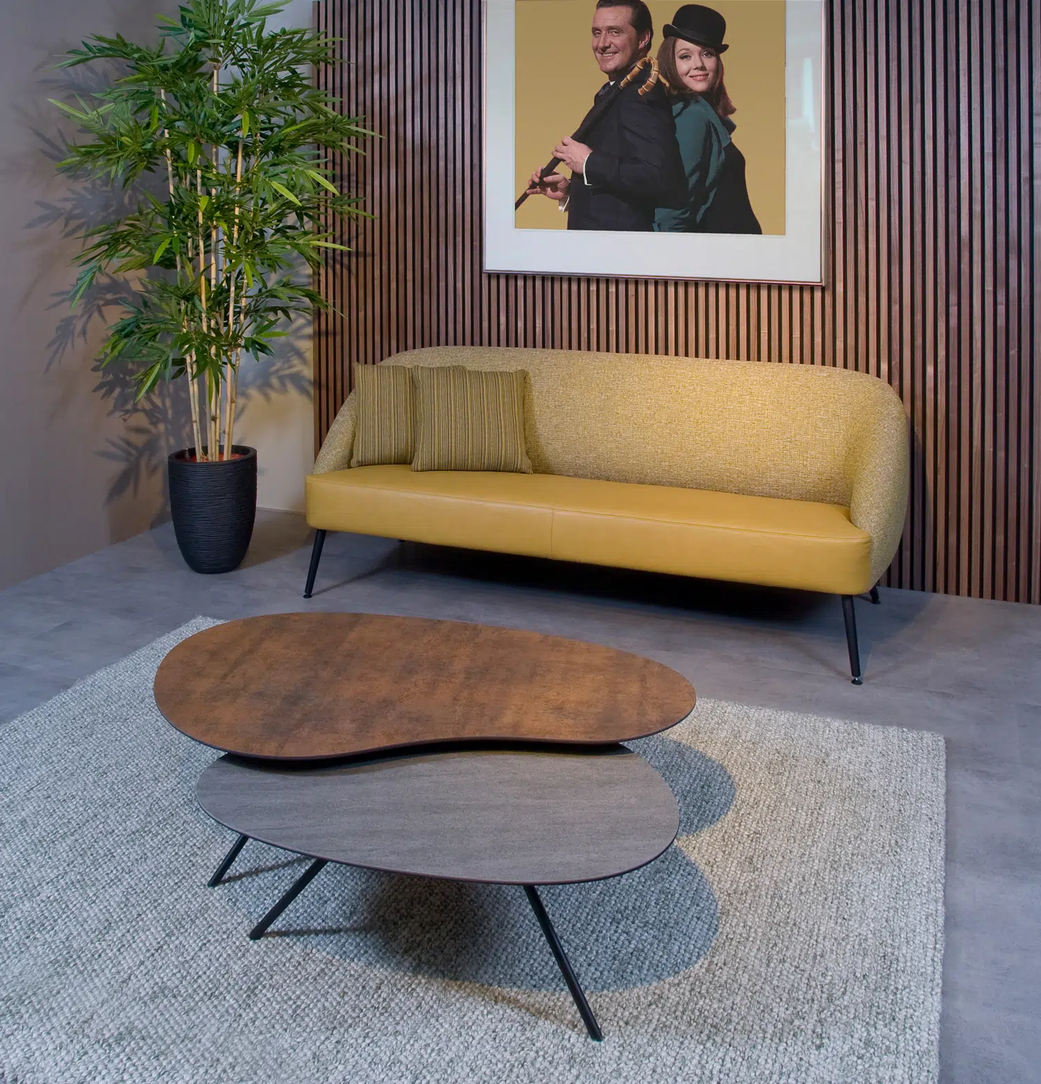 Moderner Salontisch aus Keramik mit organischer Form und dunklen Metallbeinen.