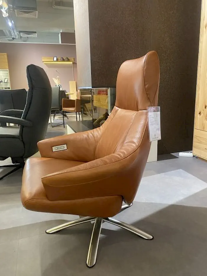 Brauner Ledersessel Teramo 701 mit Metallfuß, modernes Design.