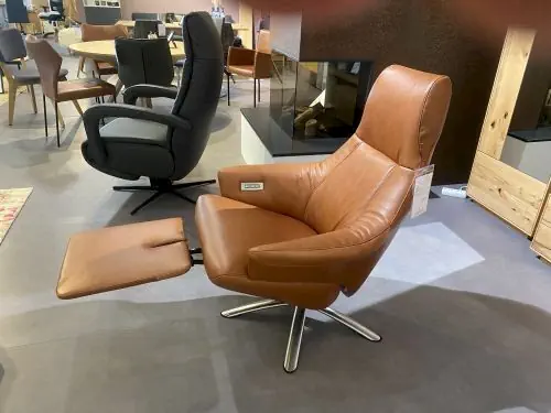 Bequemer Ledersessel Teramo 701 mit Fußstütze in cognacfarbenem Leder.