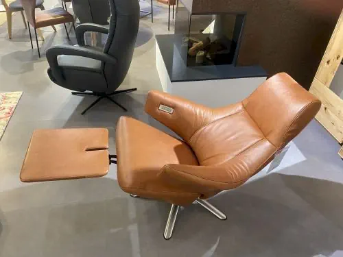 Relaxsessel Teramo 701 in braunem Leder mit verstellbarer Fußstütze.