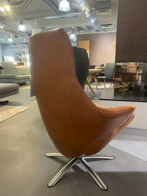 Drehsessel Teramon 701, braunes Leder, Metallfuß, modernes Design.