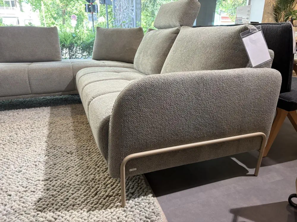 Ecksofa Bounty in grauem Stoffbezug mit Metallfüßen.