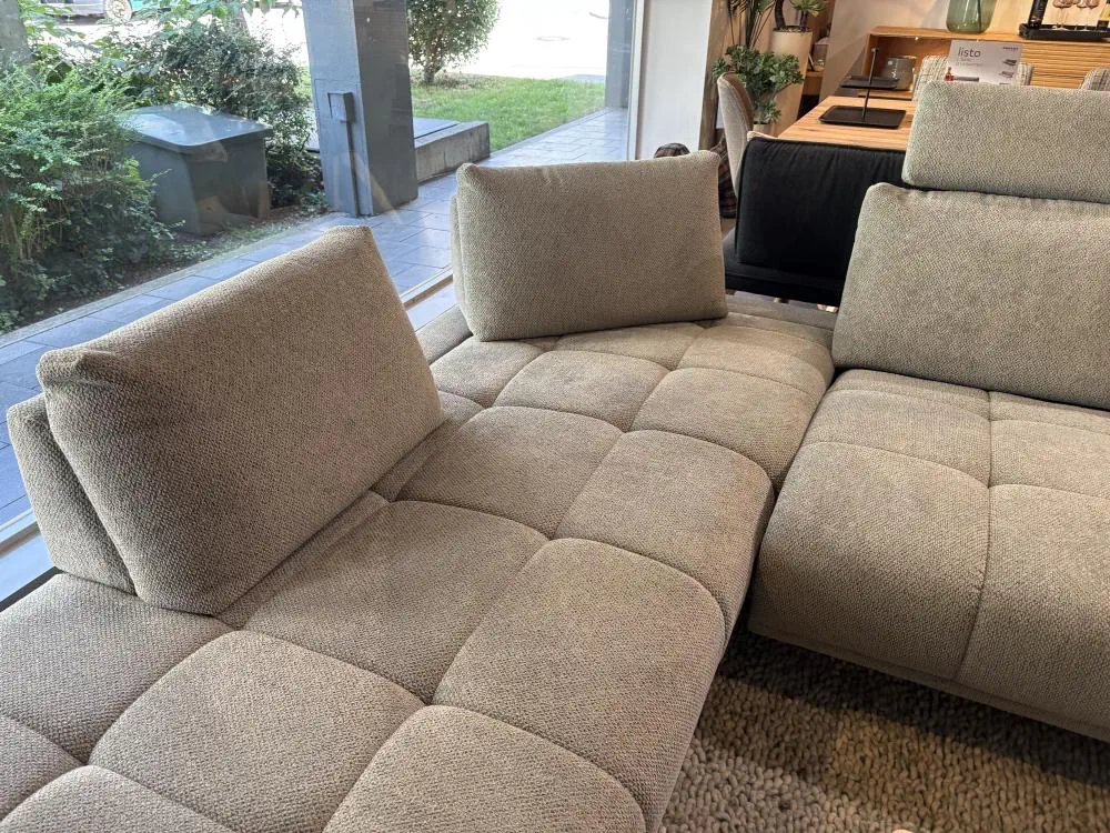Bounty Sofa mit hellgrauem Stoffbezug und verstellbaren Rückenlehnen.