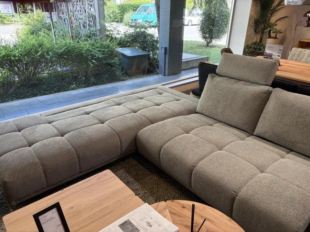 Modulares graues Sofa Bounty mit verstellbaren Kopfstützen und gepolsterten Sitzen.