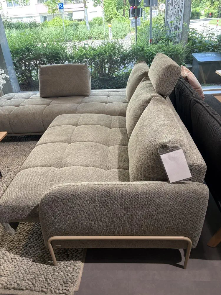 Modulares Sofa Bounty in grauer Stoffausführung mit gepolsterten Sitzflächen.