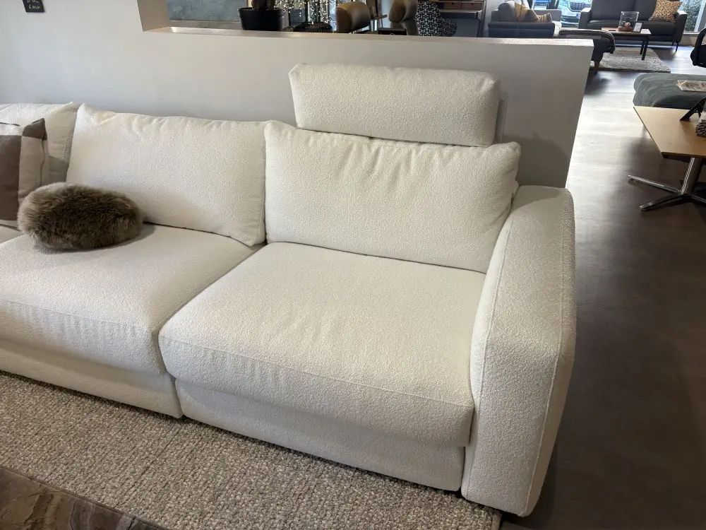 Hochwertiges Sofa Gina in cremeweißer Stoffausführung mit verstellbarer Rückenlehne.