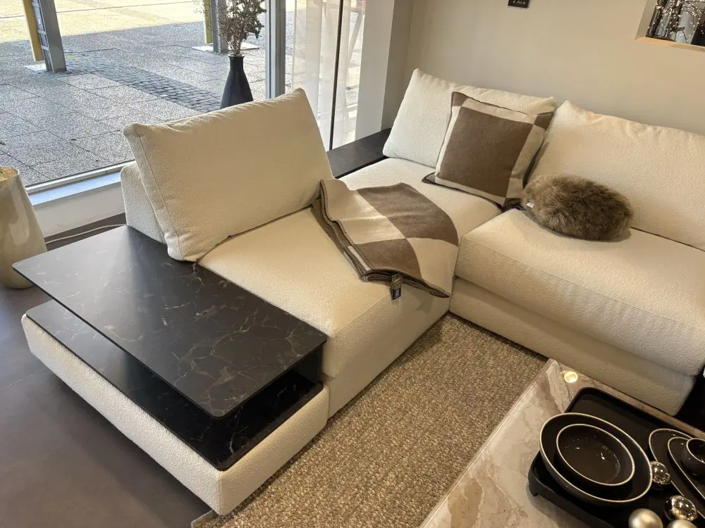 Ecksofa Gina in creme mit integriertem schwarzem Marmortisch.