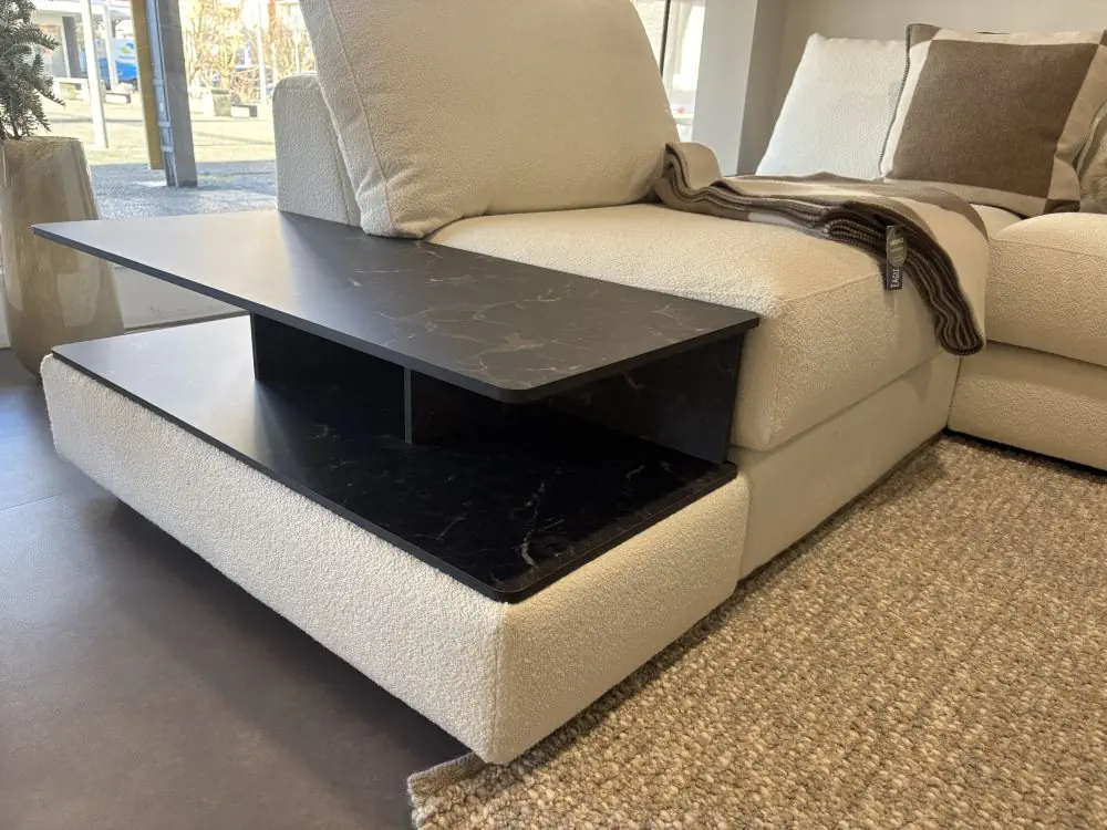 Sofa mit integriertem schwarzem Marmortisch, Modell Gina, beige Polsterung.
