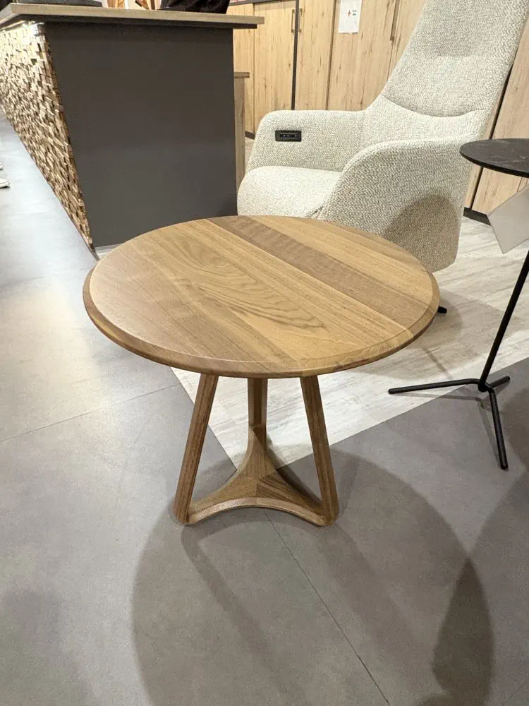 Runder Holztisch Gino, naturbelassen, mit dreibeinigem Fußgestell.