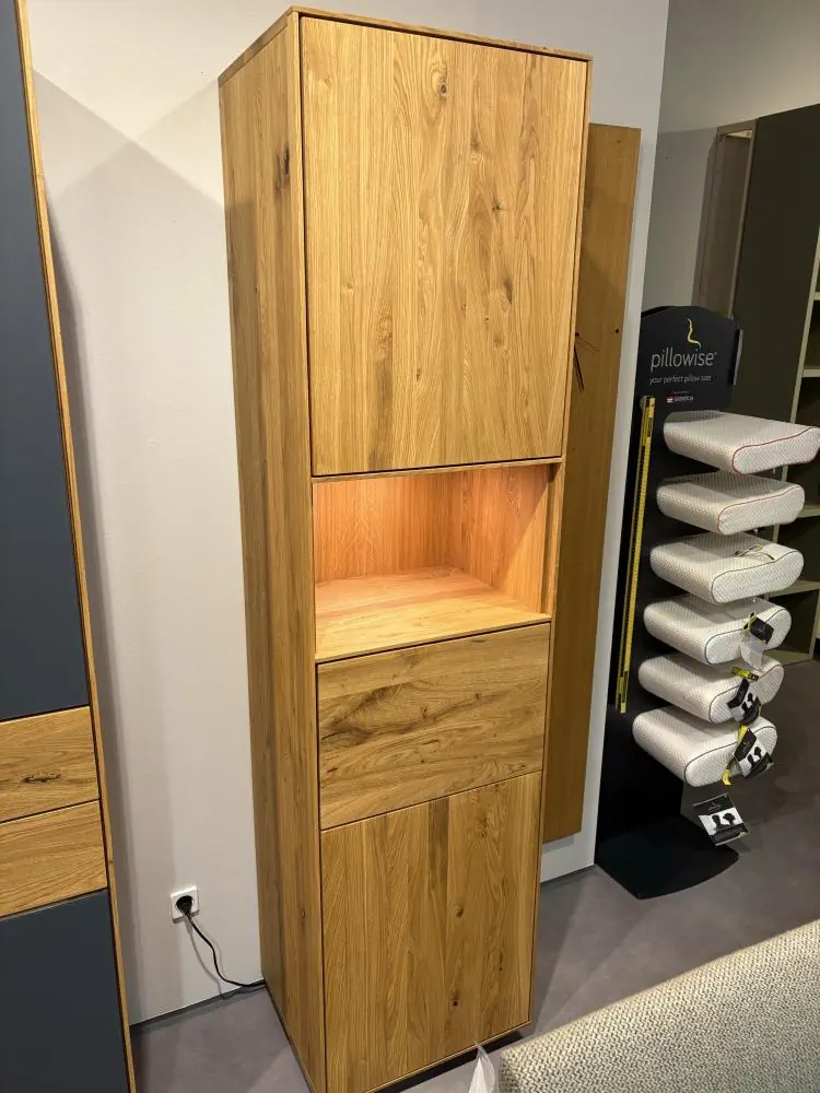 Hochschrank aus Eichenholz mit offenen und geschlossenen Fächern.