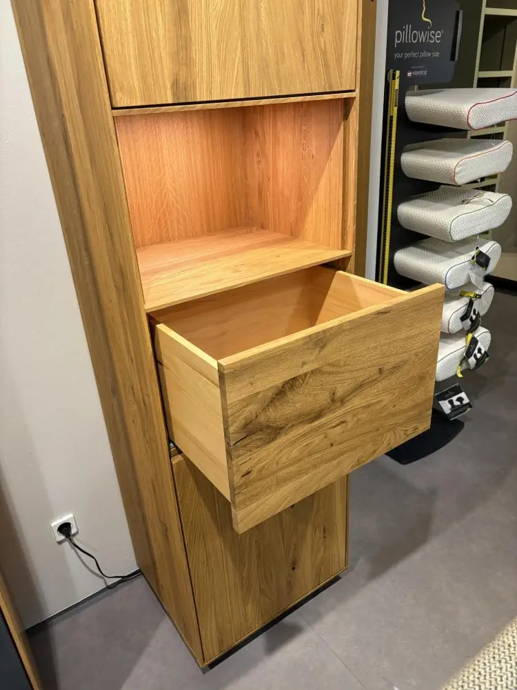 Hochwertiger Holzschrank mit offener Schublade und Regalfach, Eichenoptik.
