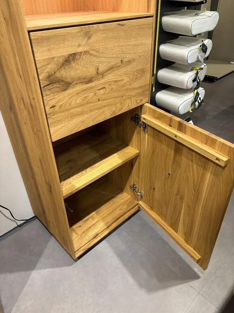Holzschrank mit einer Schublade und offener Tür, Eichenoptik, zwei Einlegeböden.