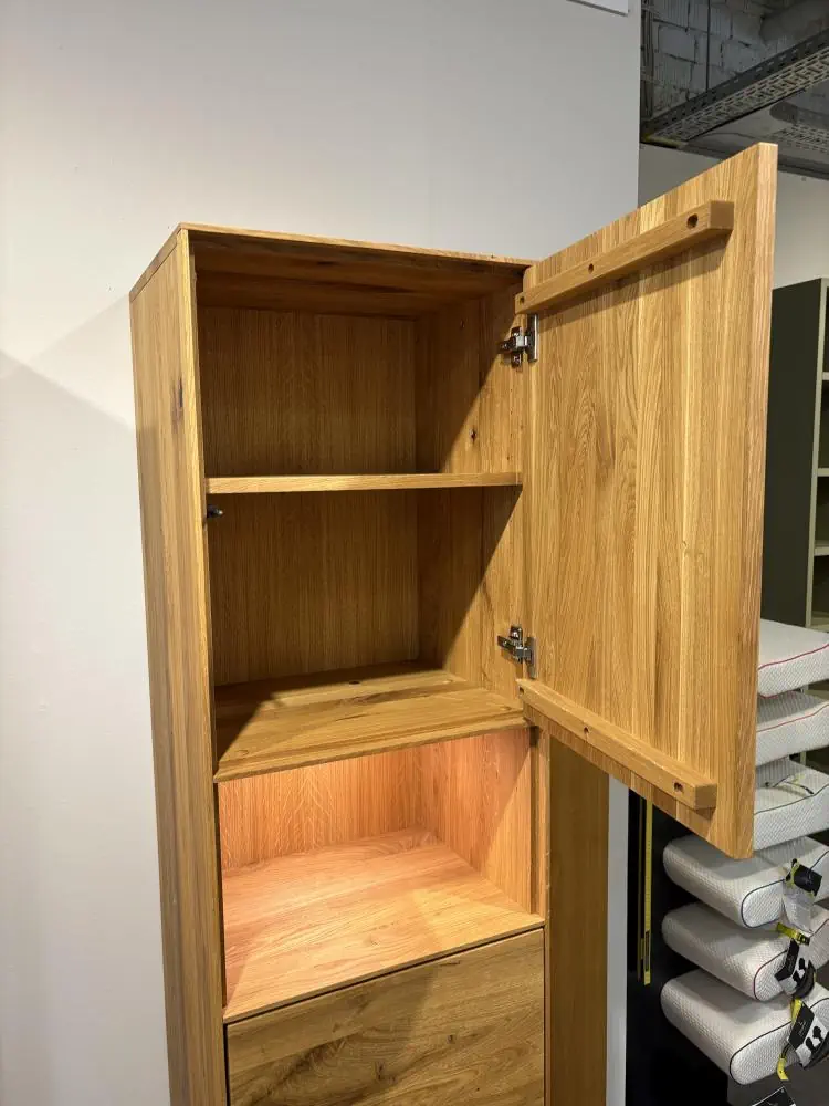 Hochschrank aus Eichenholz mit offener Tür und zwei Einlegeböden.