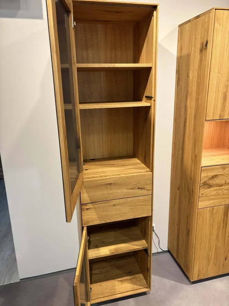 Hochschrank aus Eichenholz mit Glastüren und offenen Regalböden.