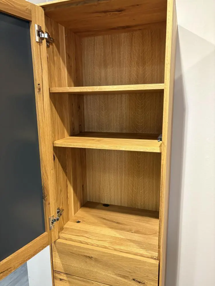 Hochwertiger Holzschrank mit offenen Regalböden und einer Glastür.