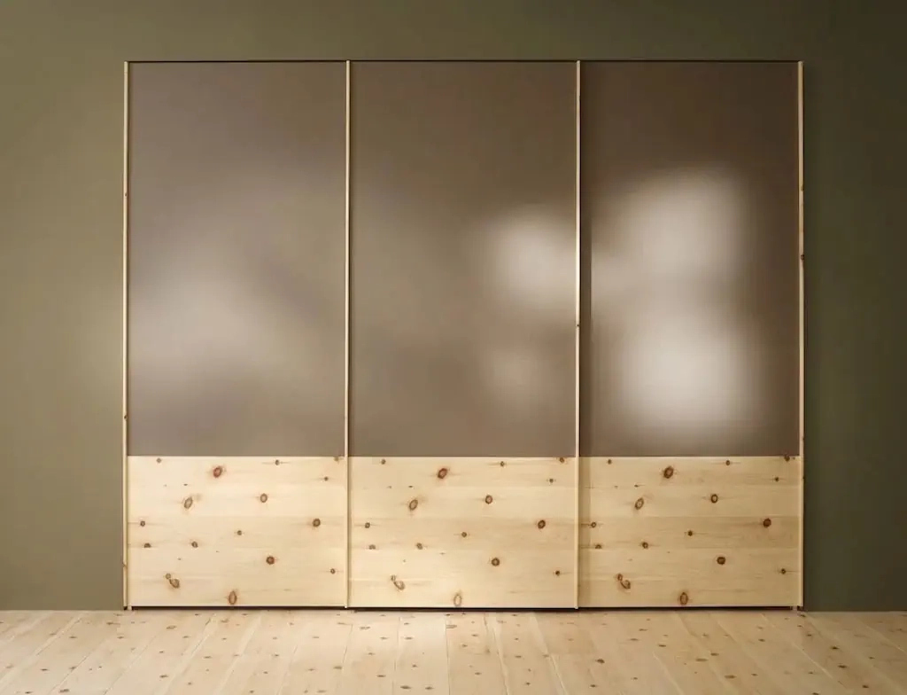 Anrei Schrank Sol aus Zirbenholz mit matten Fronten.