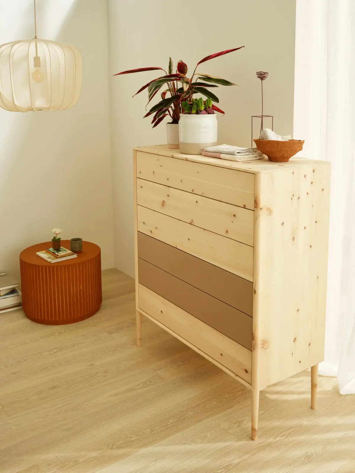 Anrei Juna Kommode aus hellem Holz mit braunen Schubladenfronten.