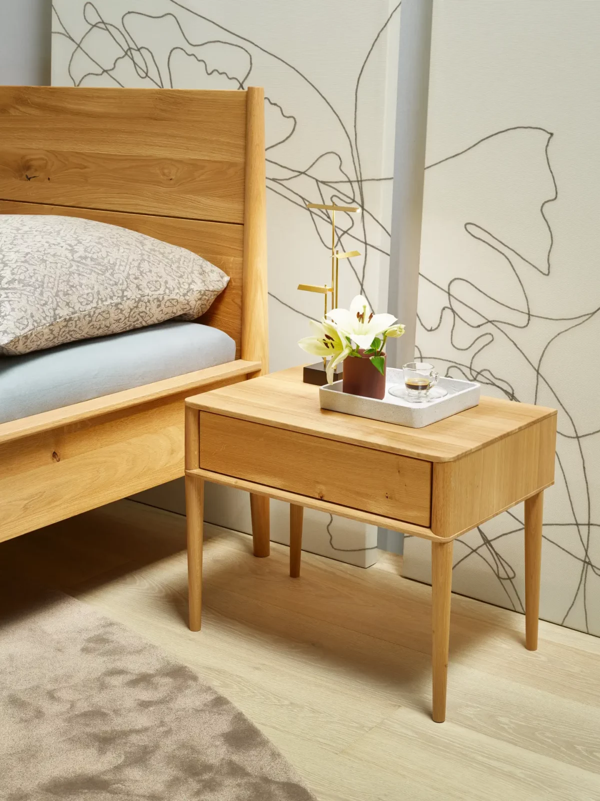 Anrei Juna Nachttisch aus hellem Holz mit schlichter, moderner Form.